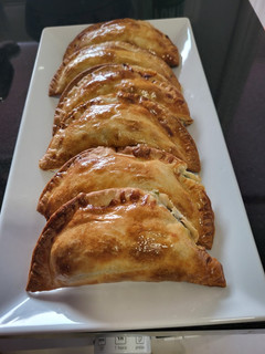 Una foto de Empanadillas de espinacas, requesón y stilton en la freidora de aire