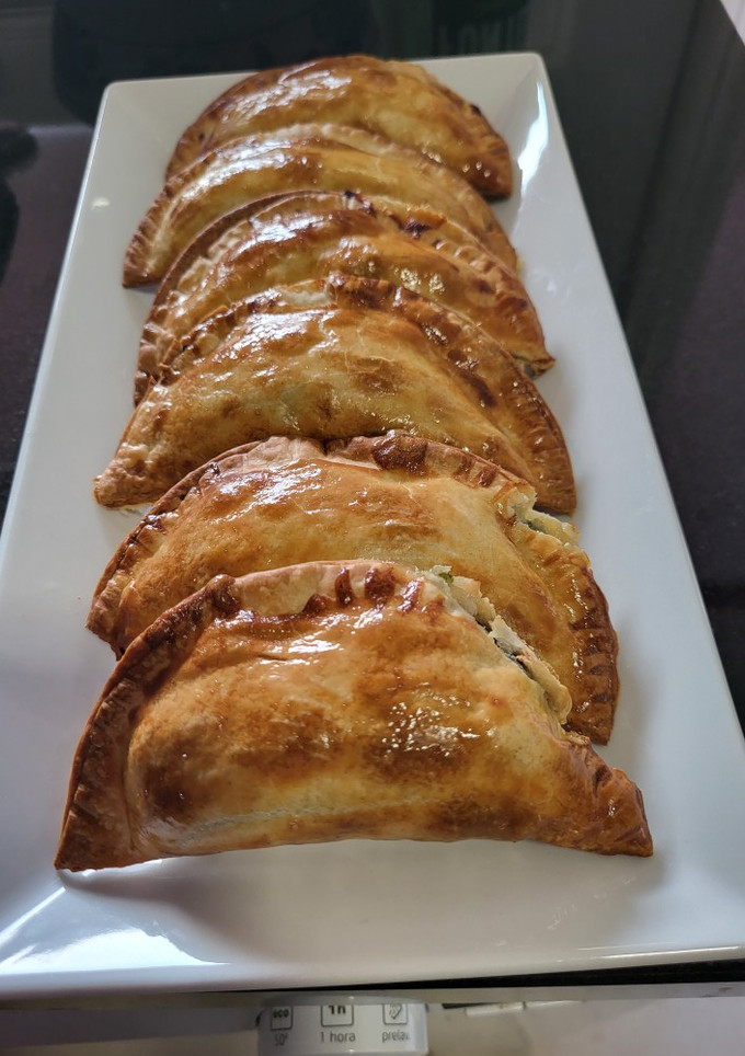 Una foto de Empanadillas de espinacas, requesón y stilton en la freidora de aire