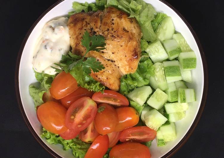 [Giảm cân #D_20] Ức gà áp chảo + salad trộn (216calo)