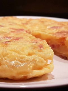 Una foto de Tortilla de patatas con jamón ibérico