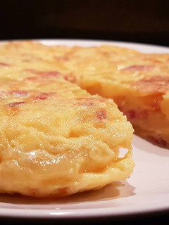 Una foto de Tortilla de patatas con jamón ibérico