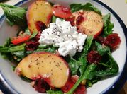 Una foto de ensalada con queso cottage