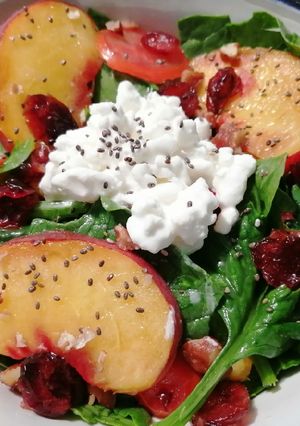 Una foto de Ensalada de durazno con jitomate y espinacas 🍑👌