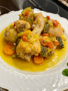 Una foto de Pollo en salsa con pimiento y calabacín