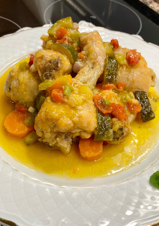 Una foto de Pollo en salsa con pimiento y calabacín
