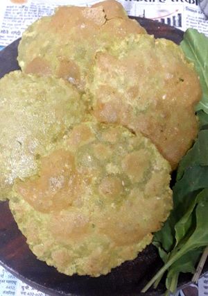 A picture of Spinach masala puri.