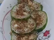 Una foto de carpaccio de pepino