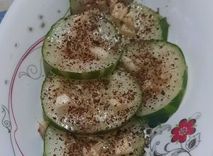Una foto de Carpaccio de pepinos con condimentos
