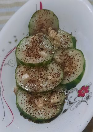 Una foto de Carpaccio de pepinos con condimentos
