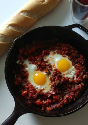 A picture of Tunisian eggs (shakshouka).