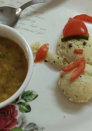 A picture of Snowman Semolina(rava) idli and less spiced vegetable sambhar.