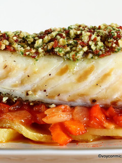 Una foto de Bacalao a baja temperatura, sofrito, patatas y picada de frutos secos