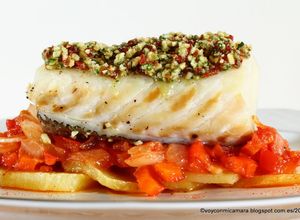 Una foto de Bacalao a baja temperatura, sofrito, patatas y picada de frutos secos