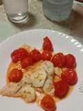 Filete de Merluza a la Plancha con Tomates Cherry y Calabacín