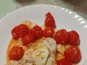 Una foto de merluza tomates cherry
