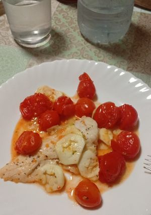 Una foto de Filete de Merluza a la Plancha con Tomates Cherry y Calabacín