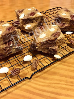 Una foto de Brownie 2 chocolates con almendras y nueces