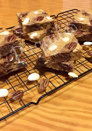 Una foto de Brownie 2 chocolates con almendras y nueces