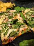Pizza de espinacas con bechamel de almendra al ajo y jamón