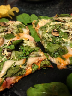 Una foto de Pizza de espinacas con bechamel de almendra al ajo y jamón
