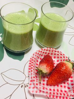 Una foto de Smoothie de Kale 🌿 con Fresas🍓Plátano 🍌Yogurt Griego