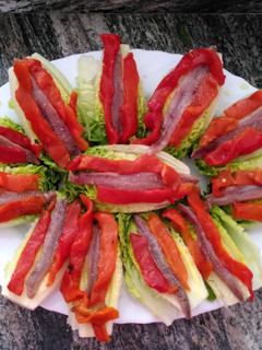 Una foto de Cogollos de lechuga, pimientos asados y anchoas