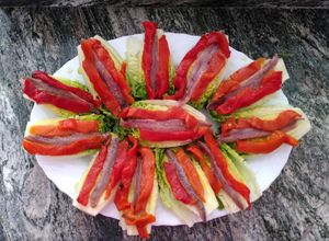 Una foto de Cogollos de lechuga, pimientos asados y anchoas