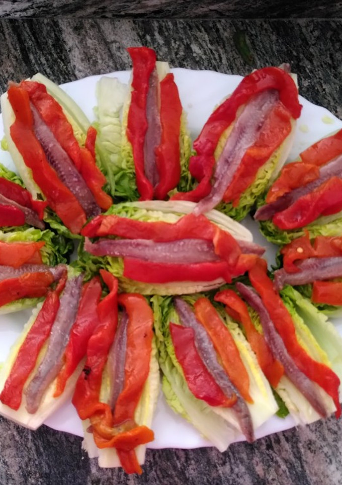 Una foto de Cogollos de lechuga, pimientos asados y anchoas