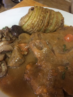 Una foto de Osobuco con setas y patata con hierbas provenzales