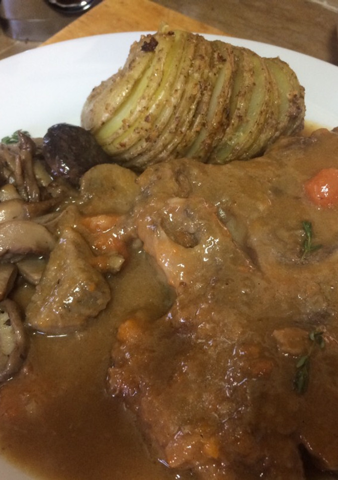 Una foto de Osobuco con setas y patata con hierbas provenzales