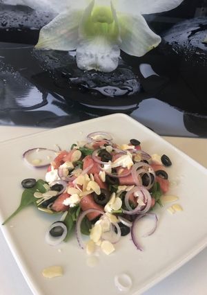 Zdjęcie przepisu Sałatka z fetą, arbuzem i czarnymi oliwkami🥗😊.