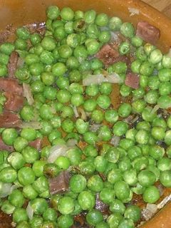 Una foto de Guisantes con cebolla y taquitos de jamón