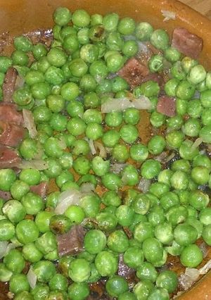 Una foto de Guisantes con cebolla y taquitos de jamón