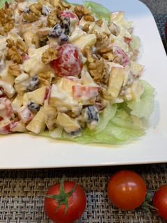 A picture of Apple Waldorf salad🍎🥬🍅🥗.
