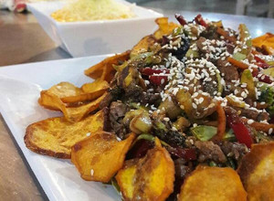 Una foto de Tiritas de lomo al estilo oriental con chips de boniato