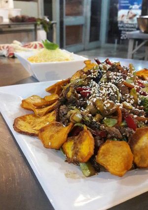 Una foto de Tiritas de lomo al estilo oriental con chips de boniato
