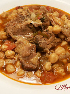Una foto de Garbanzos, con carne de cordero