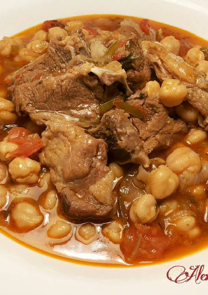 Una foto de Garbanzos, con carne de cordero