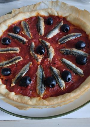 Une photo de Tarte aux anchois et aux olives façon pizza🖤❤️💚