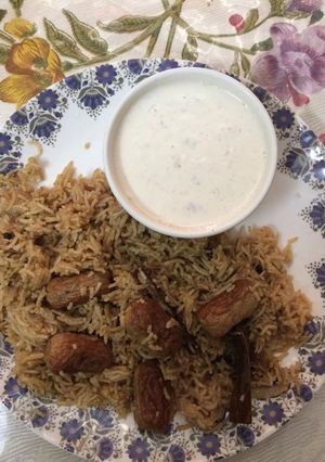 A picture of Cocktail chicken sausages in rice biryani.