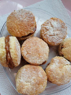 Una foto de Mini alfajores de coco