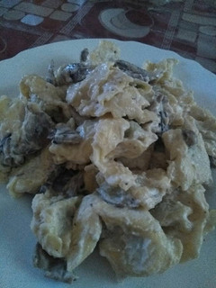 Una foto de Tortellini a la nata con hongos