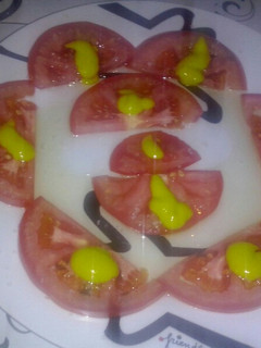 Una foto de Tomate aliñado con mostaza