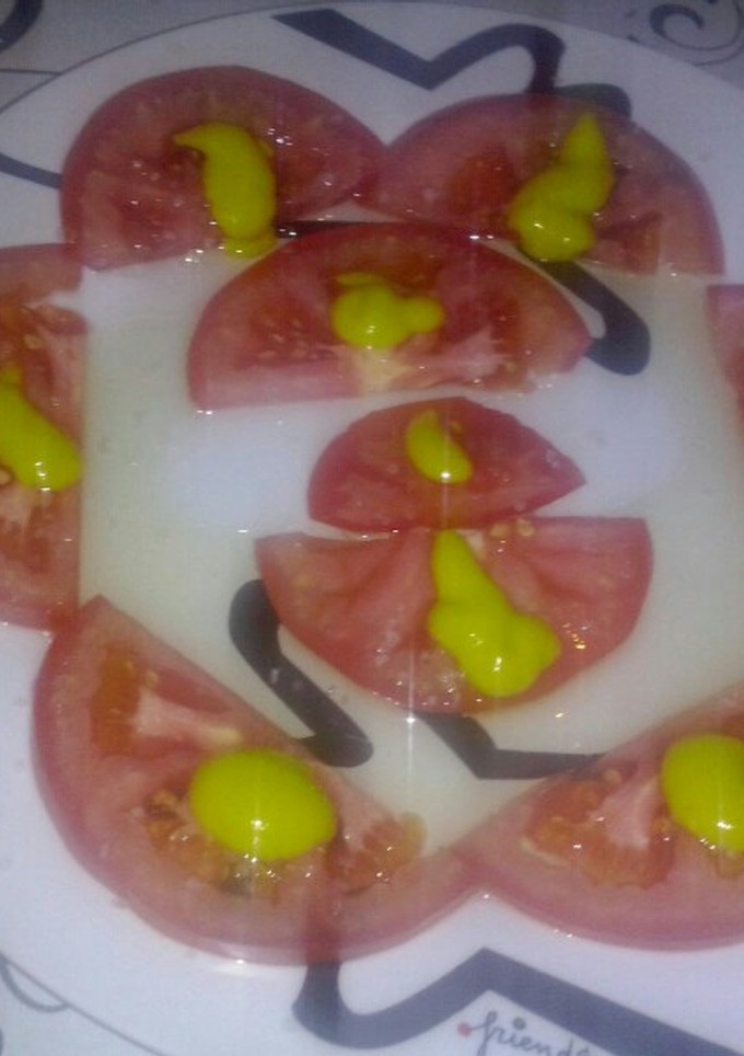 Una foto de Tomate aliñado con mostaza