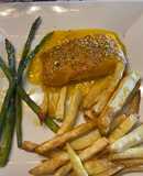 Salmón a la naranja 🍊 con patatas fritas en airfryer y espárragos a la plancha