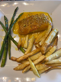 Una foto de Salmón a la naranja 🍊 con patatas fritas en airfryer y espárragos a la plancha