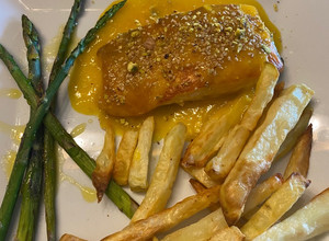 Foto principal de Salmón a la naranja 🍊 con patatas fritas en airfryer y espárragos a la plancha