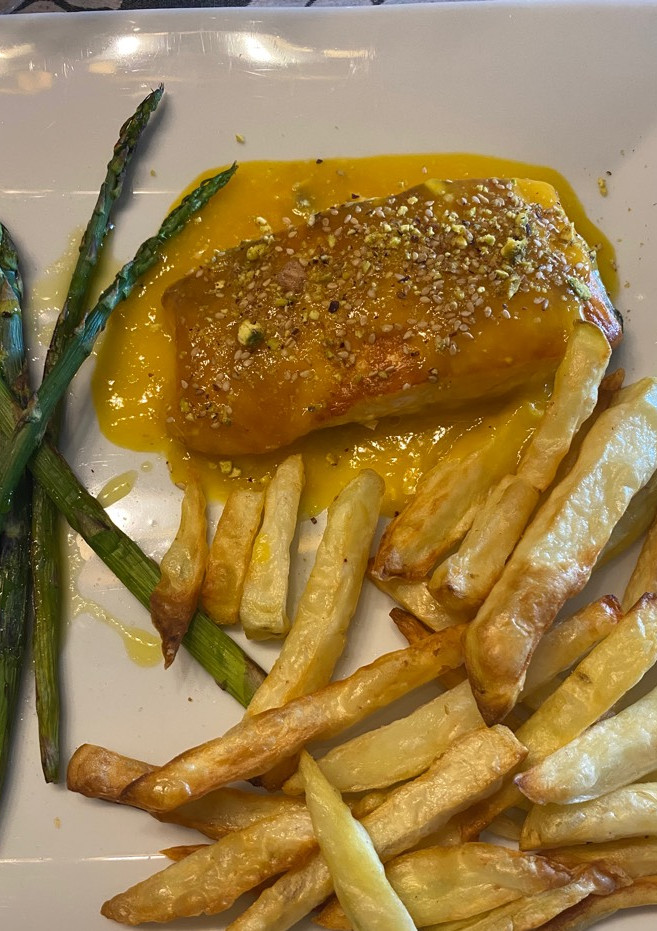 Una foto de Salmón a la naranja 🍊 con patatas fritas en airfryer y espárragos a la plancha