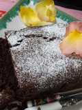 Pastel empedrado de chocolate y pera al aroma de rosas