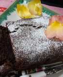 Pastel empedrado de chocolate y pera al aroma de rosas